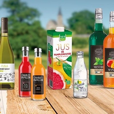 Des exemples de boissons sont disposées sur une table en extérieur