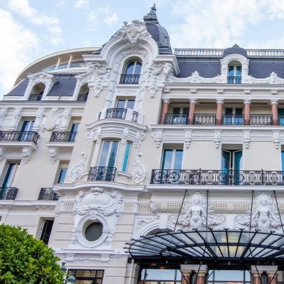 Vue en contre-plongée d'un hotêl haussmannien
