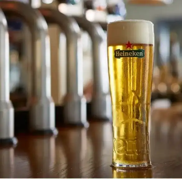 Verre de bière pression servi sur un comptoir de bar