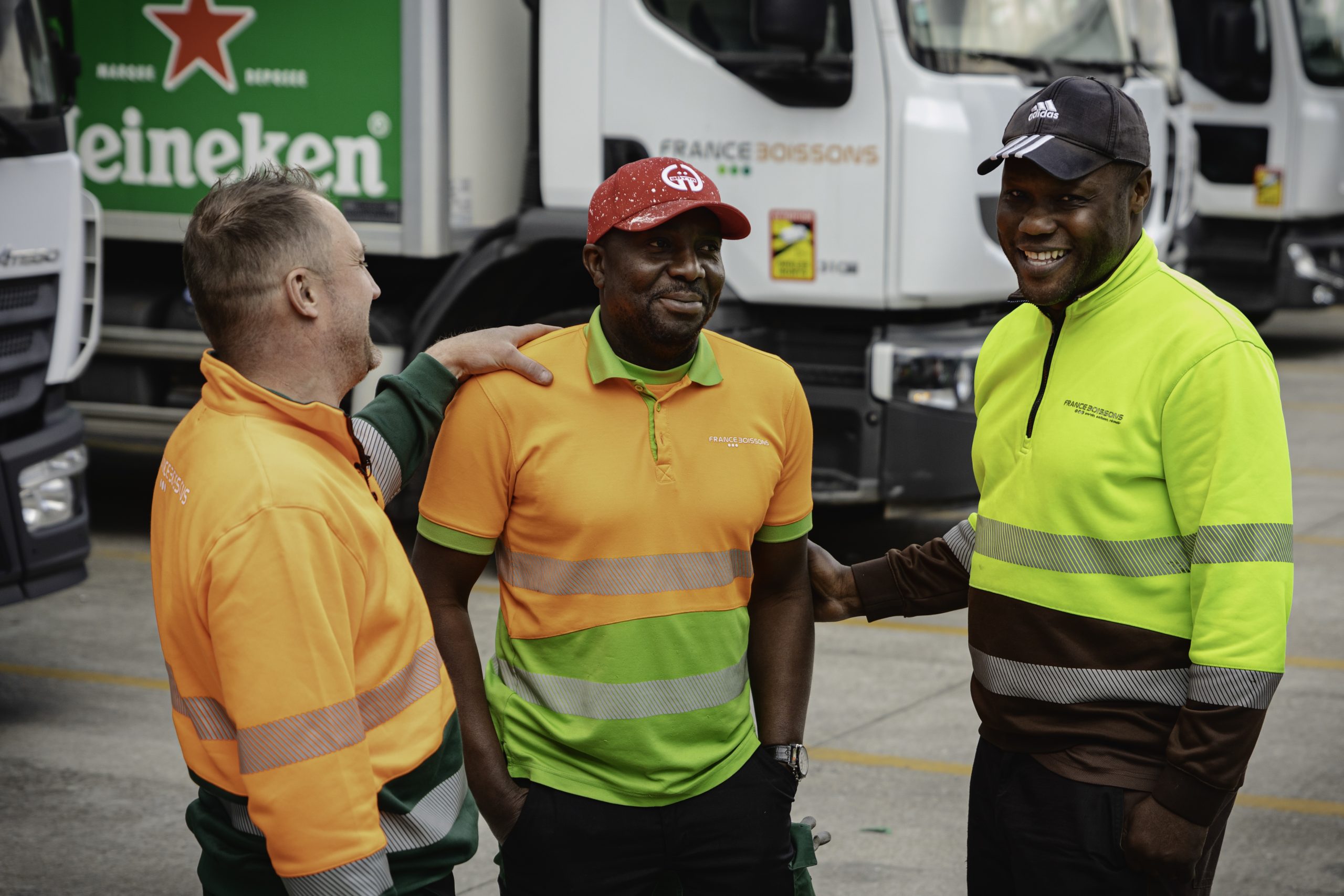 Réunion de présentation dans une plateforme logistique