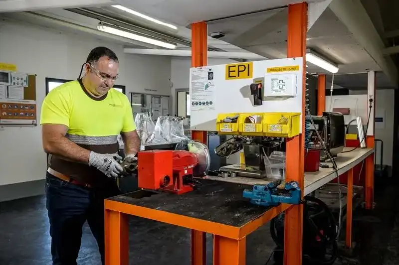 Technicien France Boissons dans l’atelier de maintenance du matériel de tirage