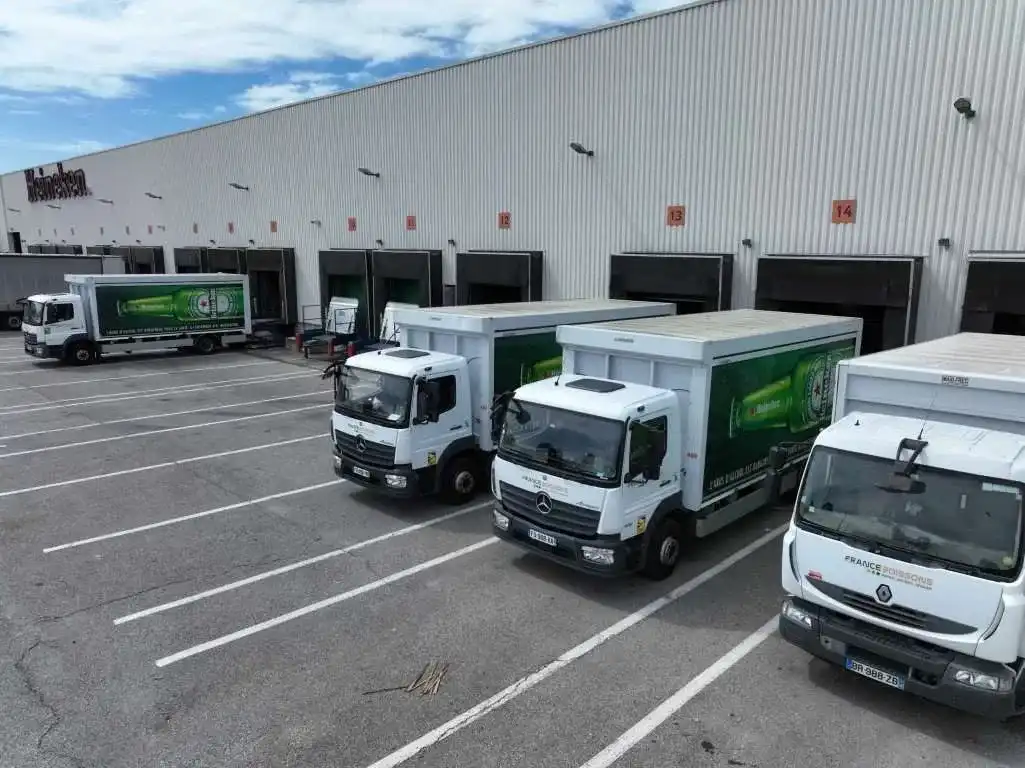 Camions de livraison France Boissons à quai devant la plateforme de Nice