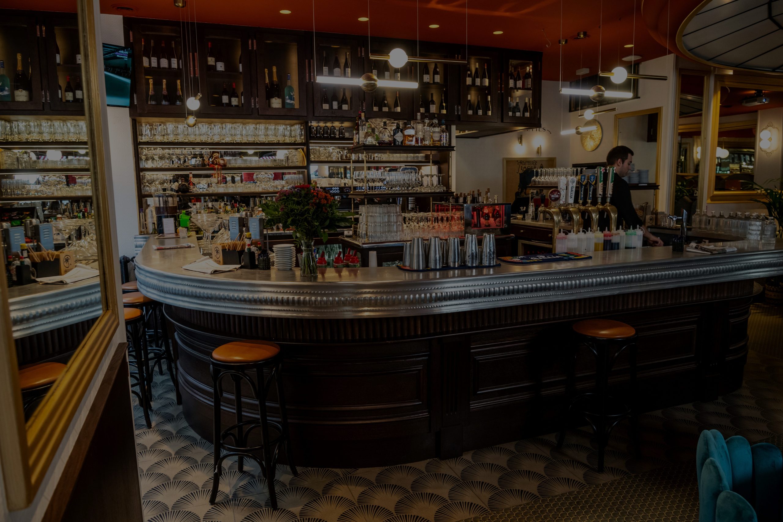 Comptoir d’un bar-brasserie approvisionné en boissons