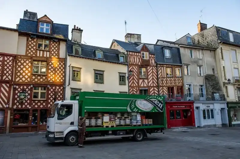 Camion de livraison France Boissons devant les maisons à colombages du centre de Rennes