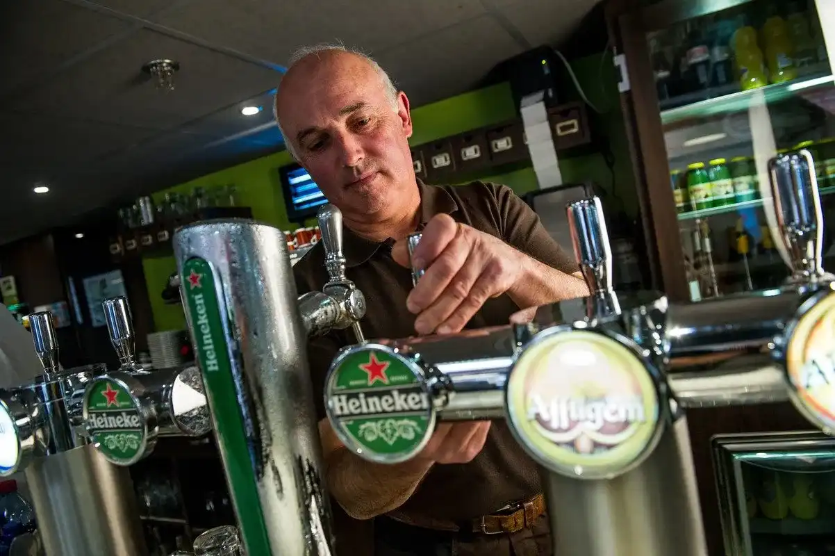 Technicien France Boissons derrière un comptoir équipé de tireuses à bière