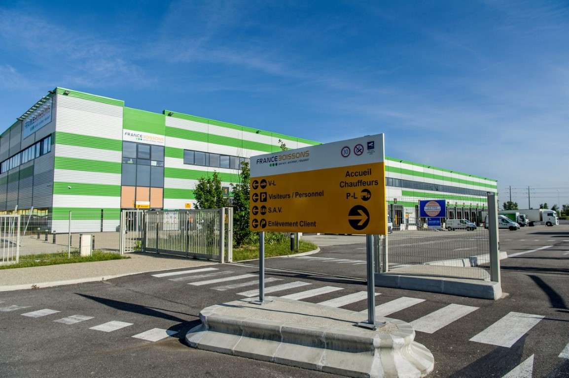 Façade de la plateforme logistique France Boissons de Lyon