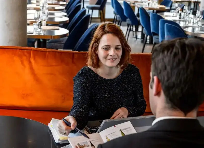 Commerciale France Boissons en rendez-vous avec un restaurateur