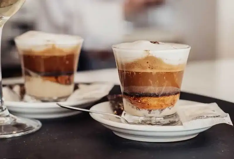 Cafés servis en verre sur une table de café