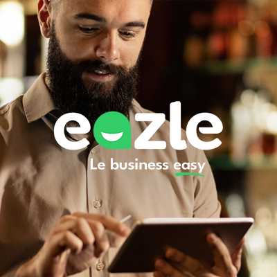 Un professionnel des Cafés Hôtels Restaurants parcours la plateforme e-commerce Eazle