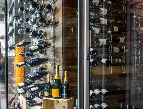 Bouteilles de vin et de champagne présentées en cave