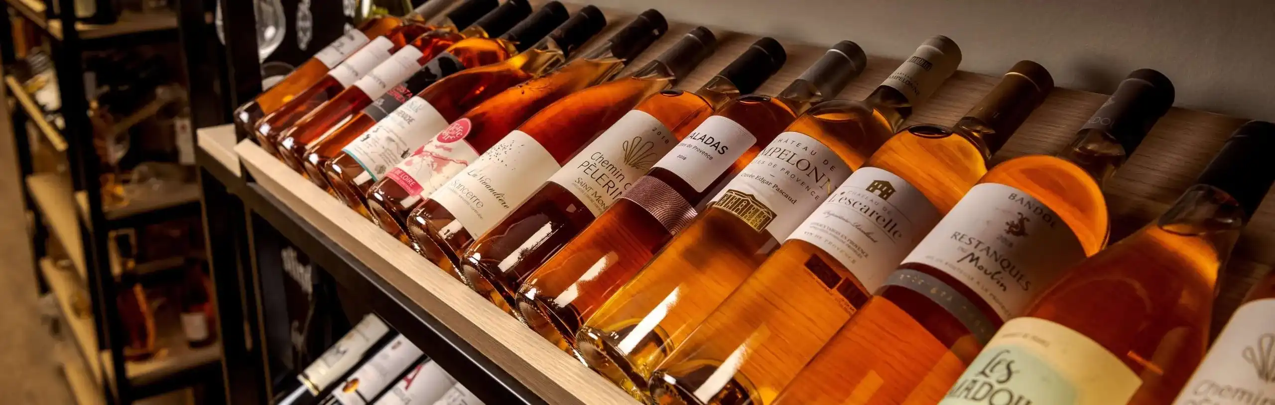 Bouteilles de vin et de champagne présentées dans une cave